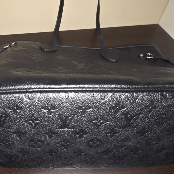 Louis Vuitton Black Neverfull MM Tote - Picture 8 of 14